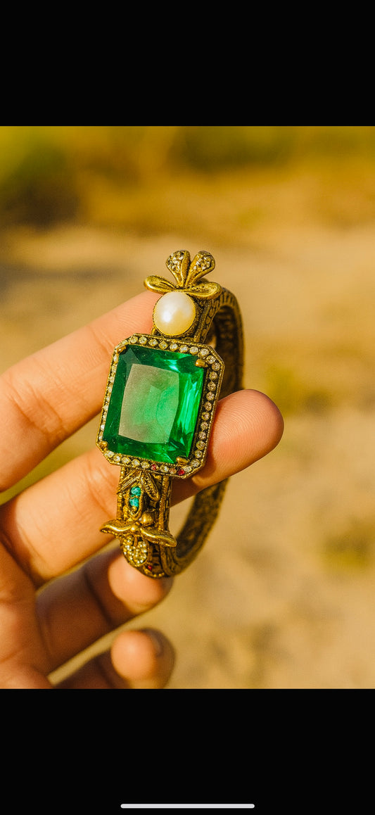 Emerald glow bracelet
